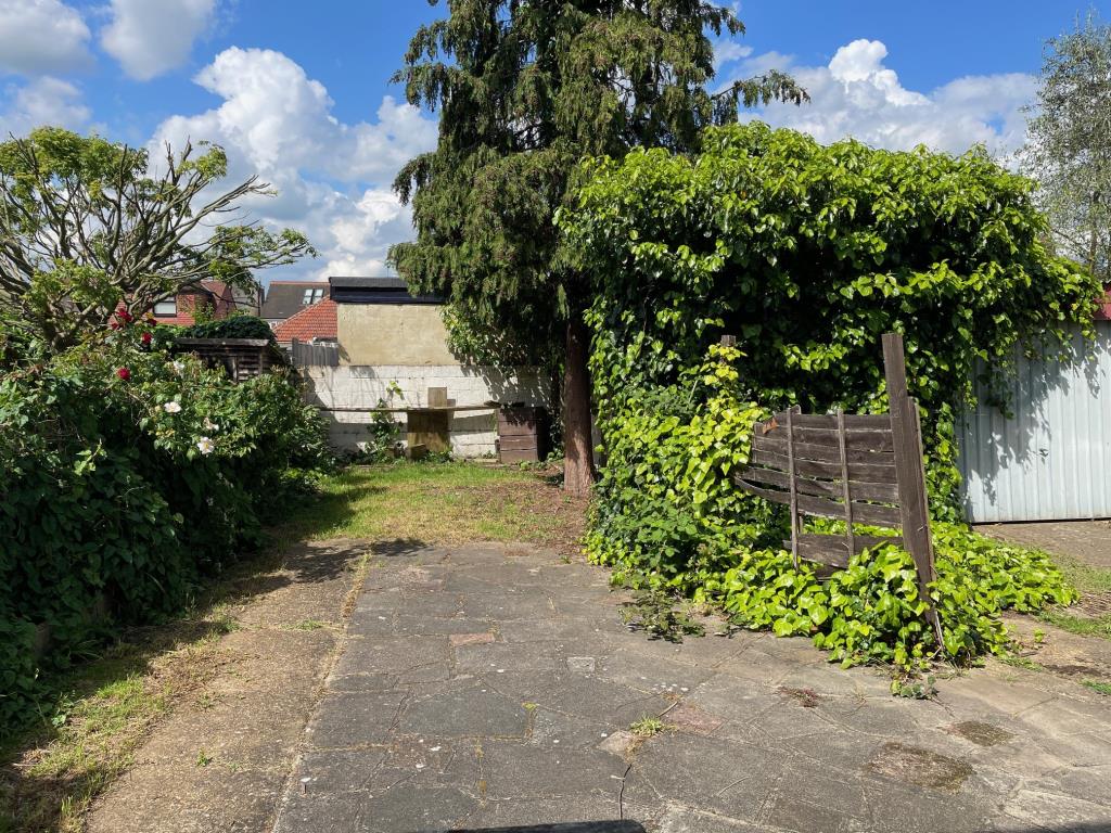 Lot: 178 - SEMI-DETACHED HOUSE FOR IMPROVEMENT - Paved patio with lawn and access to garage